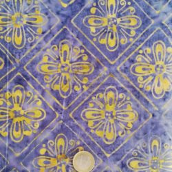 Batik motifs jaunes sur fond bleu
