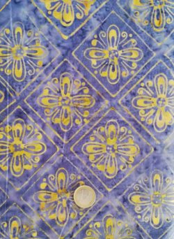 Batik motifs jaunes sur fond bleu