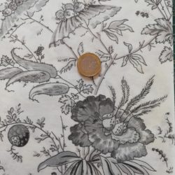 Grandes fleurs grises style ancien sur fond blanc 8597