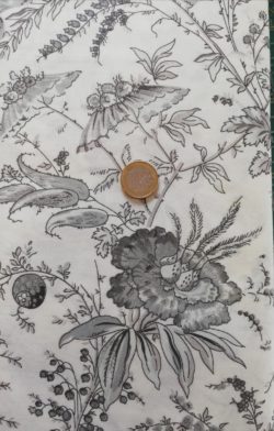 Grandes fleurs grises style ancien sur fond blanc 8597