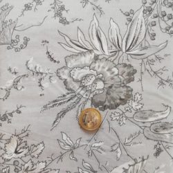 Grandes fleurs grises style ancien sur fond gris 8641