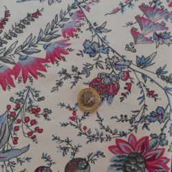 Grandes fleurs roses et bleues style ancien sur fond blanc 8719