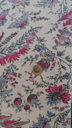 Grandes fleurs roses et bleues style ancien sur fond blanc 8719