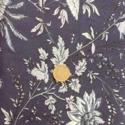 Grandes fleurs bleues style ancien sur fond bleu marine 9365