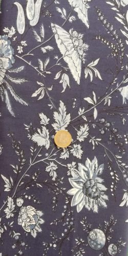 Grandes fleurs bleues style ancien sur fond bleu marine 9365