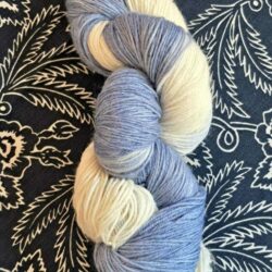 Echeveau de Laine à chaussettes Laine/soie Blanc/bleuté