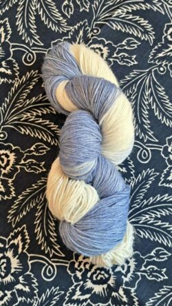 Echeveau de Laine à chaussettes Laine/soie Blanc/bleuté