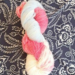 Echeveau de Laine à chaussettes Laine/soie Blanc/bleuté/rose