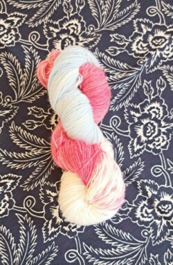 Echeveau de Laine à chaussettes Laine/soie Blanc/bleuté/rose