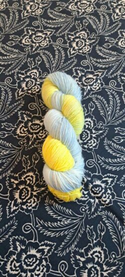 Echeveau de Laine à chaussettes Laine/soie jaune et bleu